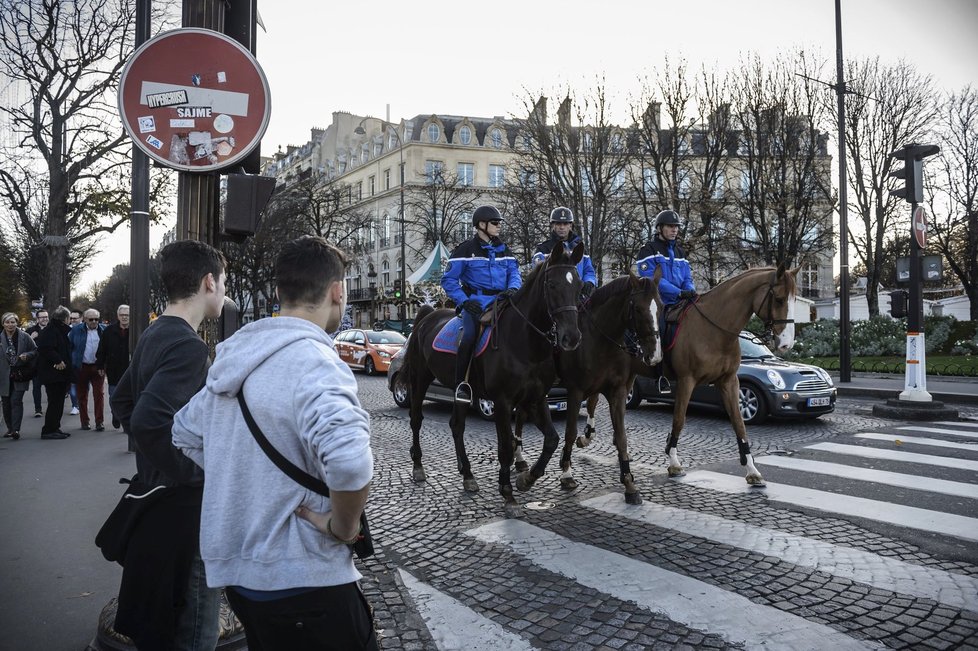 Paříž nyní připomíná město v obležení. Na každém rohu jsou po zuby ozbrojení policisté.