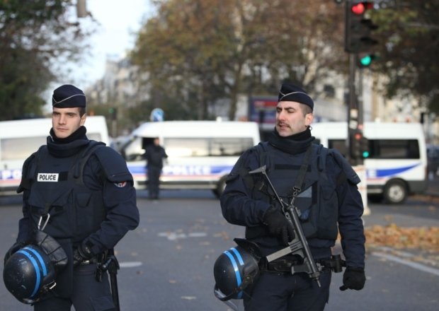 Paříž nyní připomíná město v obležení. Na každém rohu jsou po zuby ozbrojení policisté.