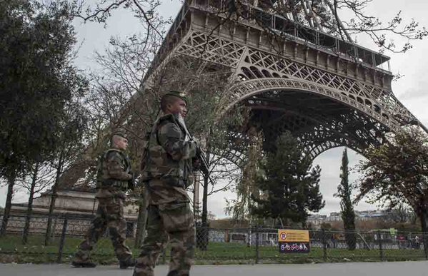 Paříž nyní připomíná město v obležení. Na každém rohu jsou po zuby ozbrojení policisté.