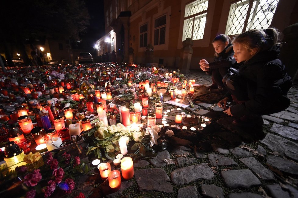 Uctění památky obětí pařížského teroru před francouzským velvyslanectvím v Praze