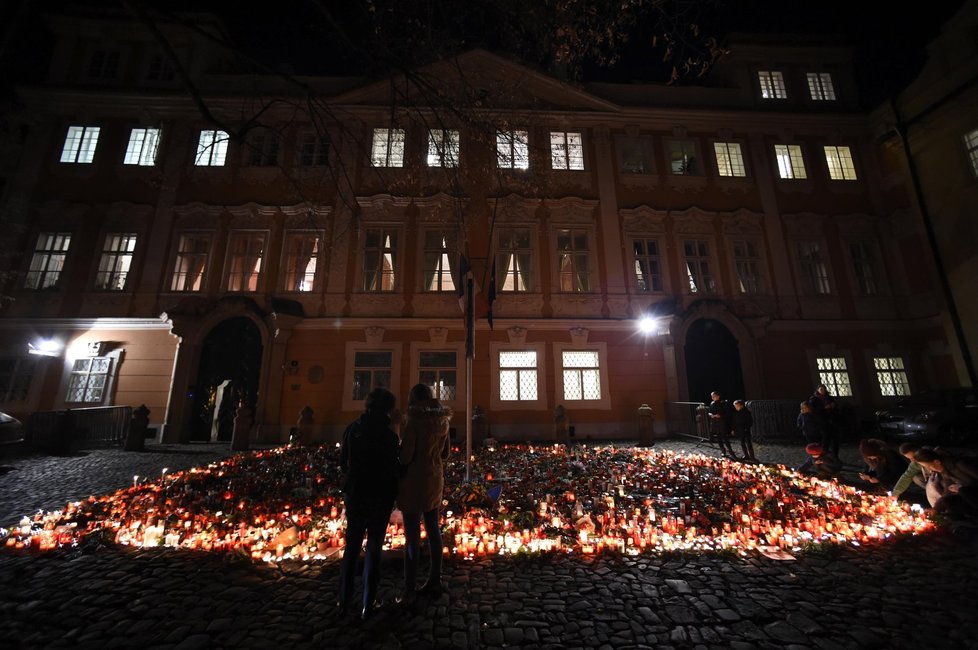 Uctění památky obětí pařížského teroru před francouzským velvyslanectvím v Praze