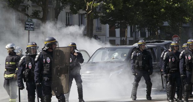 Bouřlivé demonstrace řidičů taxíků ve Francii: Na mnoha místech musela zasahovat policie.