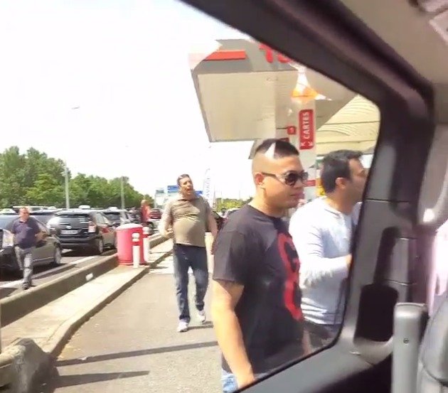 Na videu zpěvačka zachytila, jak se několik mužů snaží otevřít dveře auta, ve kterém jela.