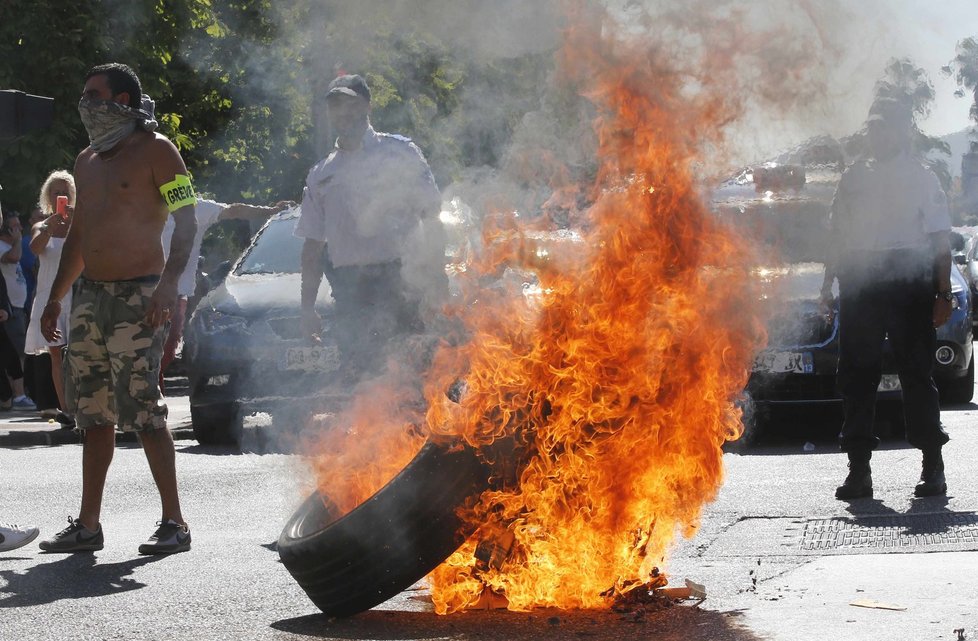 Bouřlivé demonstrace řidičů taxíků ve Francii: Převrácená auta, oheň na silnici