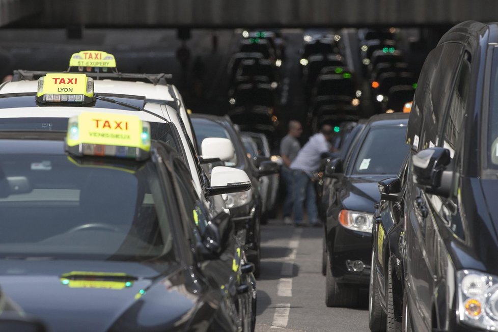 Bouřlivé demonstrace řidičů taxíků ve Francii: Šoféři protestují proti konkurenční firmě Uber.