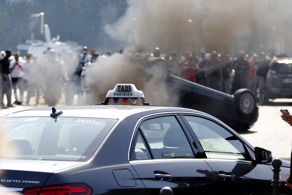 Bouřlivé demonstrace řidičů taxíků ve Francii: Proti Uberu