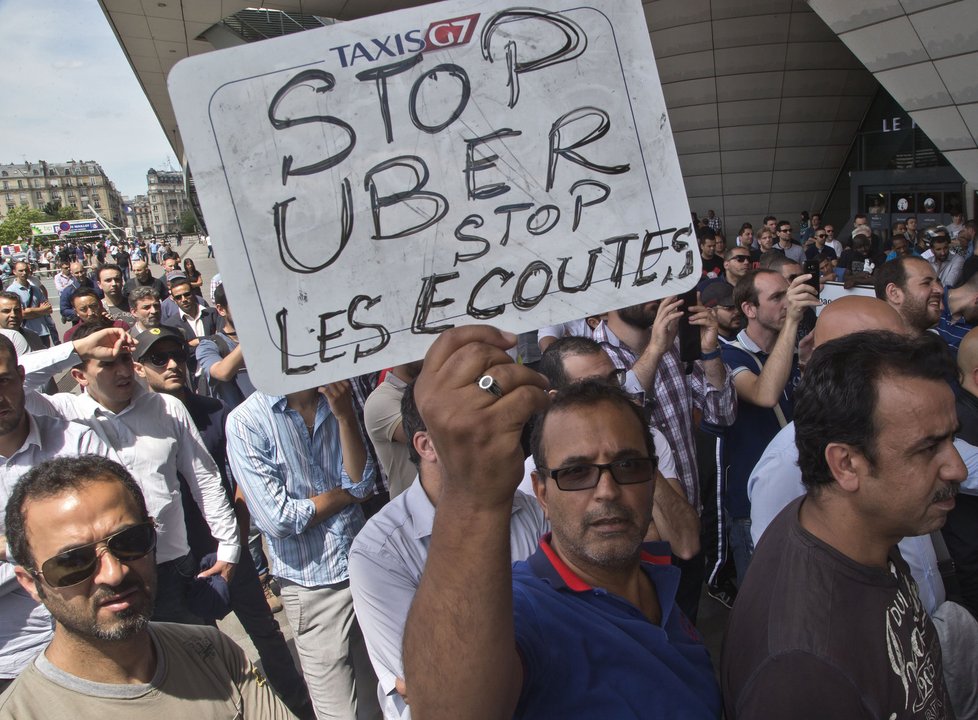 Bouřlivé demonstrace řidičů taxíků ve Francii: Zastavte Uber, říkají taxikáři.