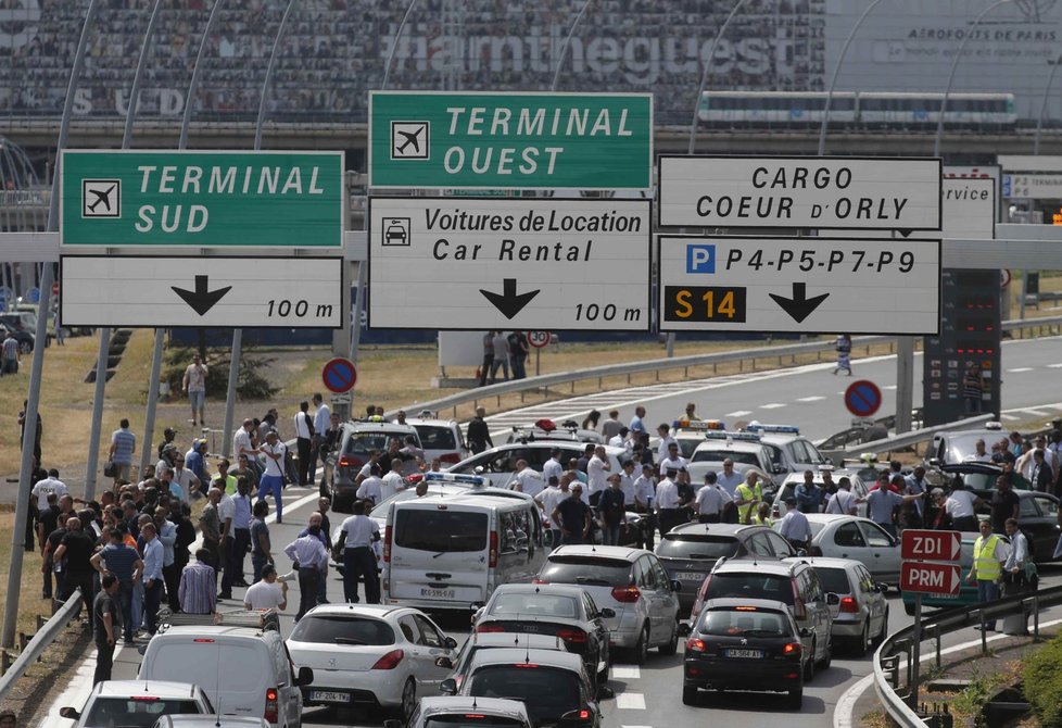 Bouřlivé demonstrace řidičů taxíků ve Francii: Šoféři protestují proti konkurenční firmě Uber.