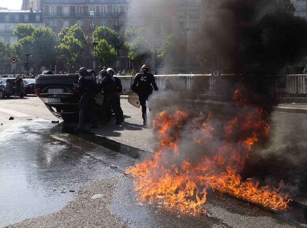 Bouřlivé demonstrace řidičů taxíků ve Francii: Převrácená auta, oheň na silnici.