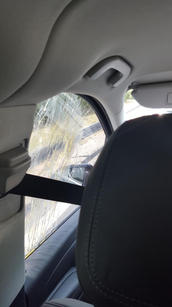 Taxikáři rozbili okna u vozidla, ve kterém Love seděla.