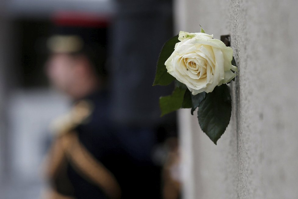 Paříž si připomíná dva roky staré teroristické útoky, při kterých zemřelo 130 lidí.