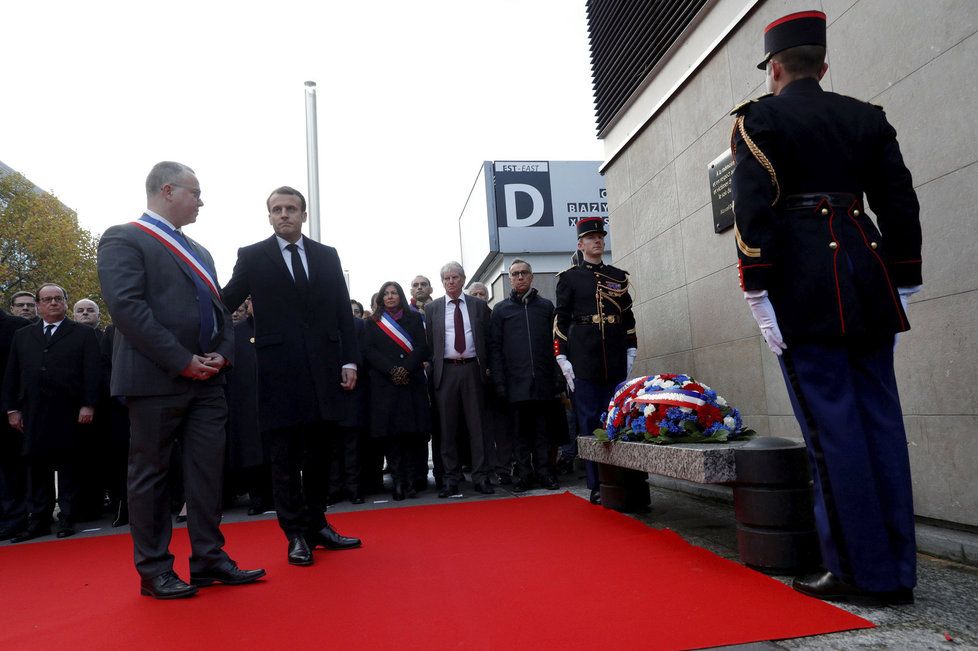 Paříž si připomíná teroristické útoky z roku 2015. Akce se účastní francouzský prezident Emmanuel Macron.