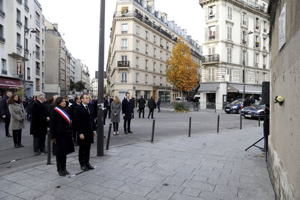 Paříž si připomíná teroristické útoky z roku 2015. Akce se účastní francouzský prezident Emmanuel Macron.