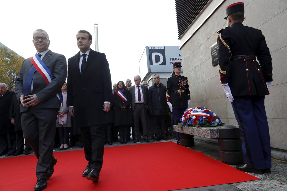 Paříž si připomíná teroristické útoky z roku 2015. Akce se účastní francouzský prezident Emmanuel Macron nebo pařížská starostka Anne Higaldová.
