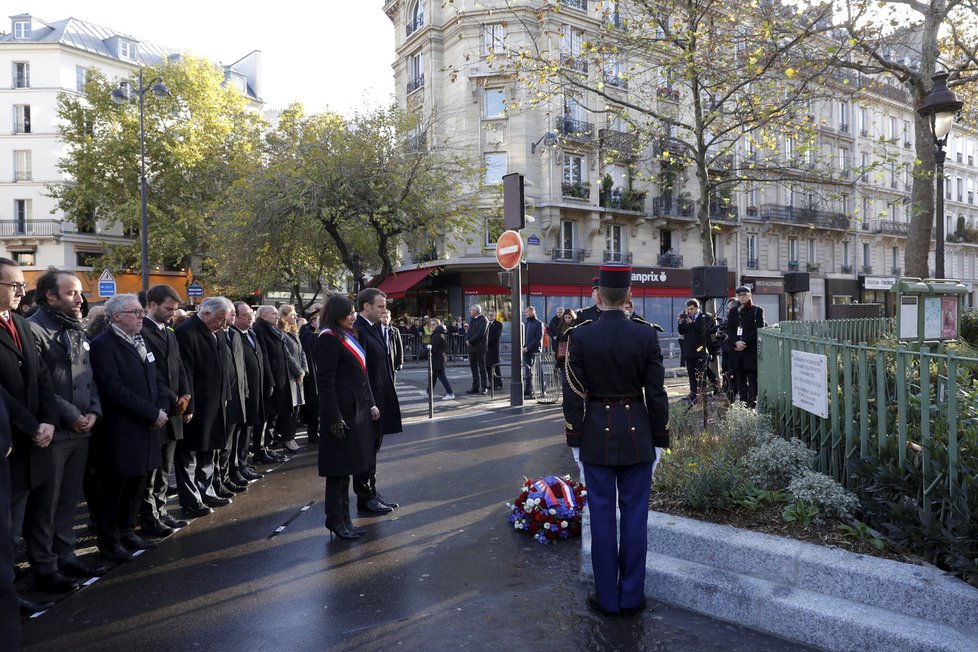 Paříž si připomíná teroristické útoky z roku 2015. Akce se účastní francouzský prezident Emmanuel Macron nebo pařížská starostka Anne Higaldová.