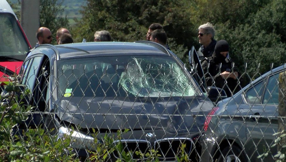 Policie zatkla muže, co v Paříži najel do vojáků. Střílela omylem i do vlastních řad