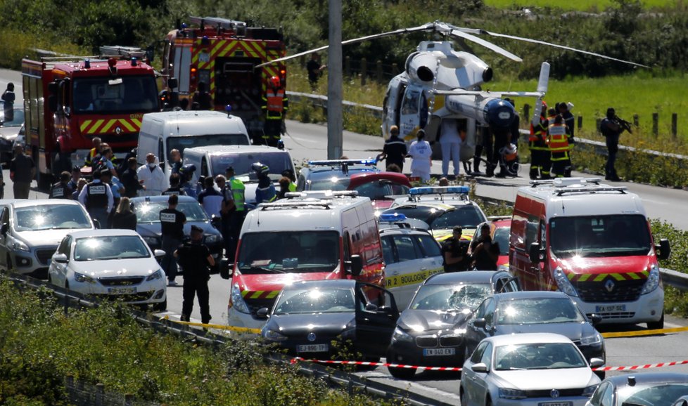 Policie ho zadržela na dálnici A16, kudy se snažil uniknout na sever směrem k Belgii.