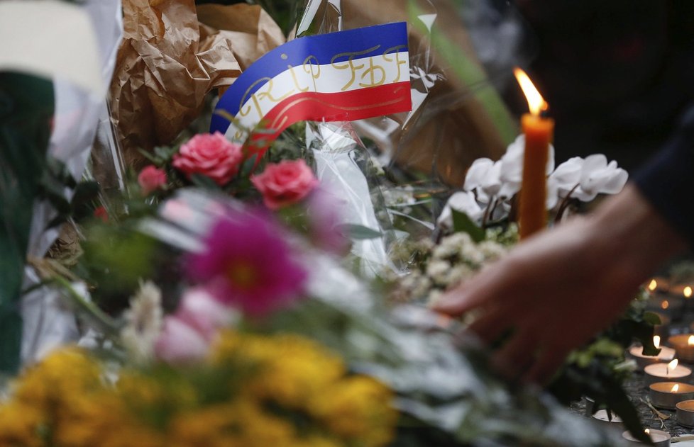 Svíčky a francouzská vlajka jako uctění památky obětí teroristických útoků na Paříž 13. 11, poblíž klubu Bataclan.