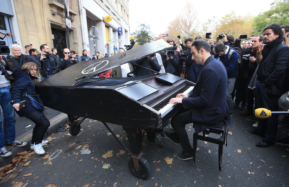 Neznámý muž hraje na klavír píseň Johna Lennona „Imagine“ před klubem Bataclan k uctění památky obětí teroristických útoků 13. 11.
