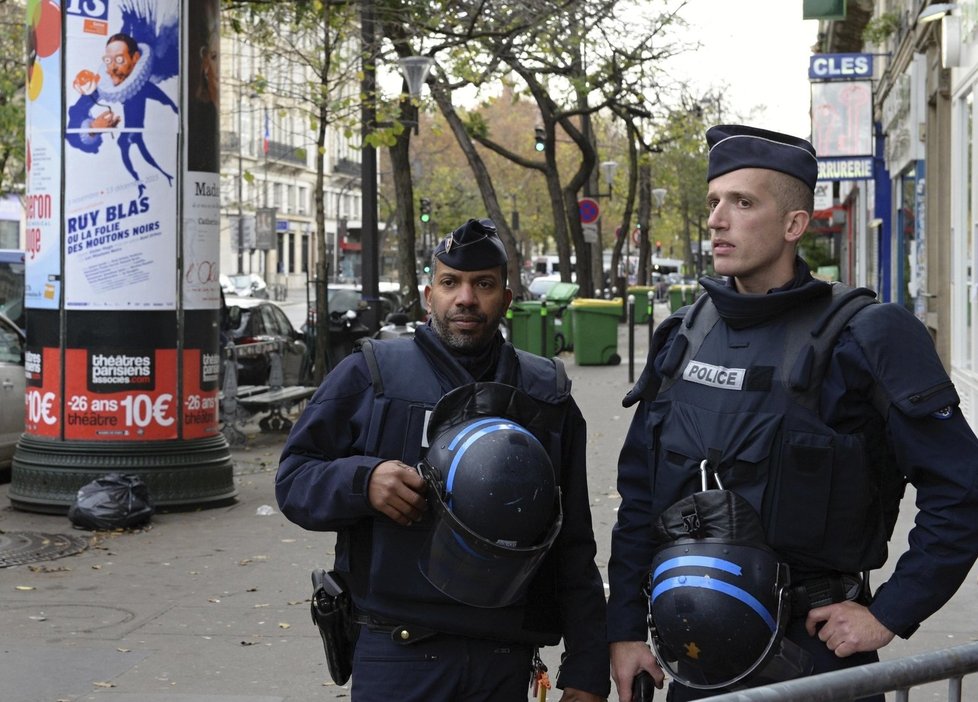 Policisté hlídají 14. listopadu uzavřenou část bulváru Voltaire v centru Paříže, nedaleko klubu Bataclan, místa nejtragičtějších událostí páteční série teroristických útoků v centru francouzského hlavního města.