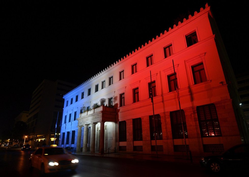 Aténská radnice se zahalila 14. listopadu do barev francouzské trikolóry jako výraz solidarity s Paříží, kde v pátek došlo k teroristickým útokům. U francouzské ambasády v Aténách poblíž Parlamentu se scházejí desítky Řeků. U vchodu do ambasády v hloučcích diskutují, zapalují svíčky a pokládají květiny se vzkazy „Je suis Paris“ (Jsem Paříž). Okolí ambasády hlídají policisté.