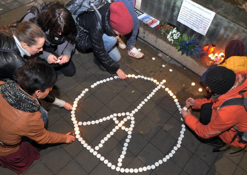 Lidé se 14. listopadu sešli na Moravském náměstí v Brně na akci Pieta bez rozdílu náboženství za Paříž po pátečních teroristických útocích ve francouzské metropoli.