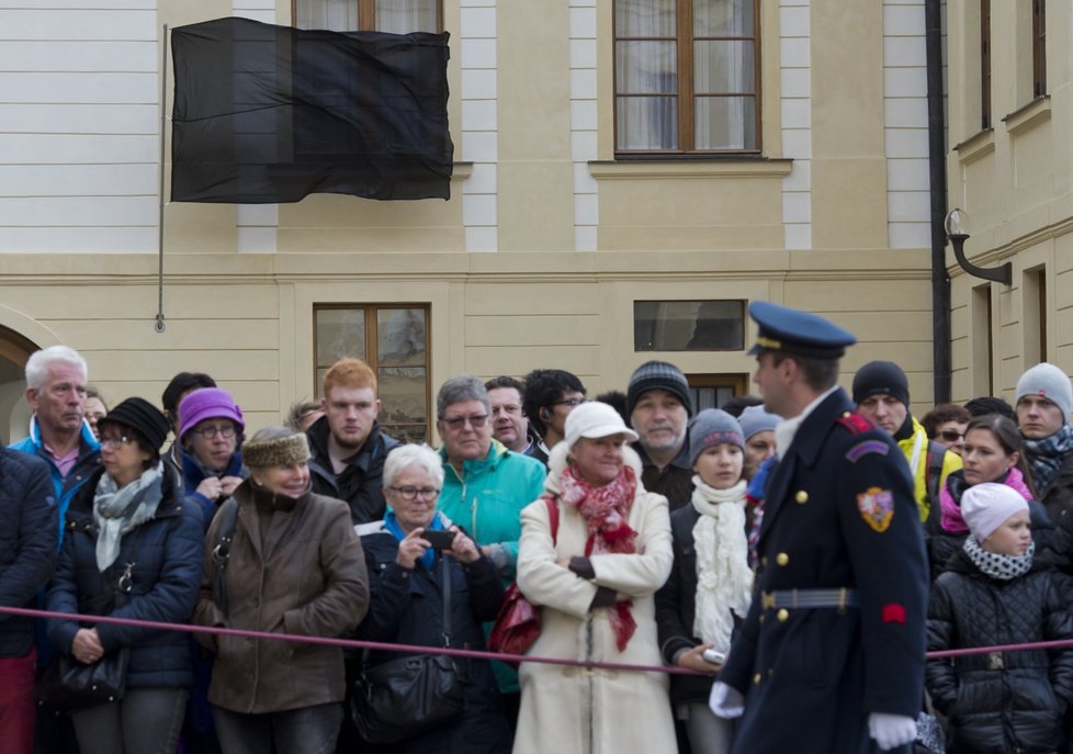 Černé vlajky zavlály 14. listopadu na Pražském hradě v souvislosti s teroristickými útoky v Paříži, ke kterým se přihlásil Islámský stát.