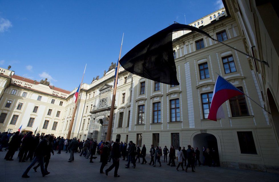 Černé vlajky zavlály 14. listopadu na Pražském hradě v souvislosti s teroristickými útoky v Paříži, ke kterým se přihlásil Islámský stát.