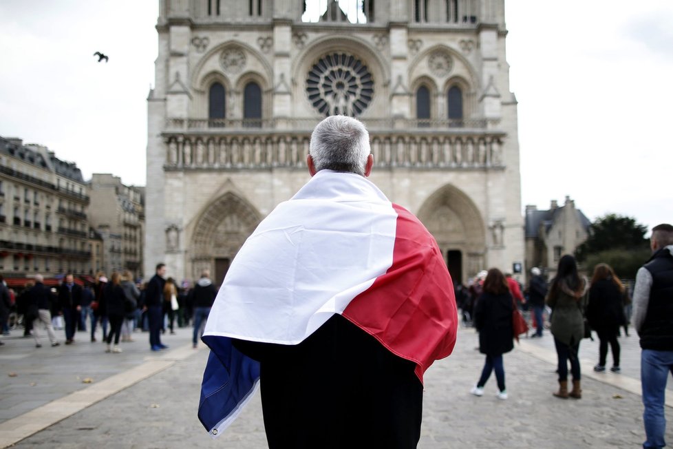 Lidé po celém světě drželi minutu ticha, aby uctili památku obětí pátečních teroristických útoků v Paříži.