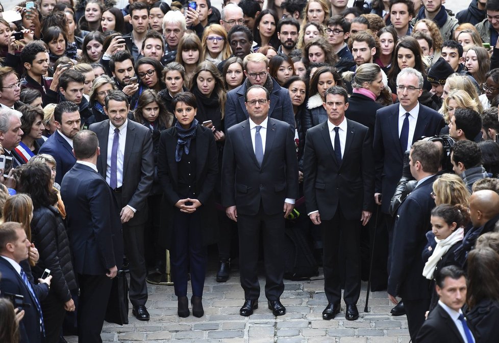 Lidé po celém světě drželi minutu ticha, aby uctili památku obětí pátečních teroristických útoků v Paříži.