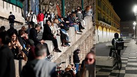 Útěk před tvrdou uzávěrou: Francouzi vykoupili jízdenky na vlak a mizí z Paříže