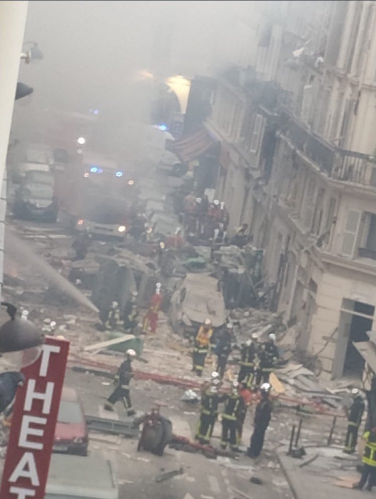 Centrem Paříže otřásl výbuch, explodovala místní pekárna. Na místě jsou zranění