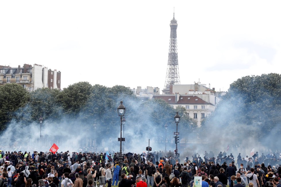 Francouzští zdravotníci protestují proti vládě a tomu, jak se postavila proti koronaviru.