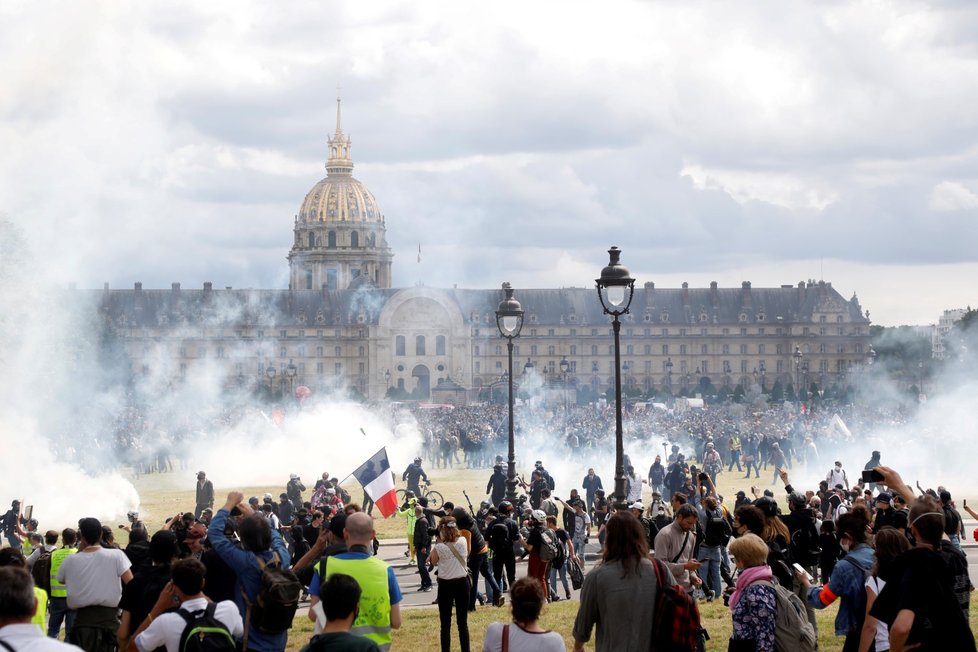 Francouzští zdravotníci protestují proti vládě a tomu, jak se postavila proti koronaviru.