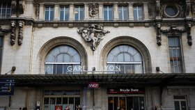 Na pařížském nádraží Gare de Lyon útočník pobodal tři lidi.