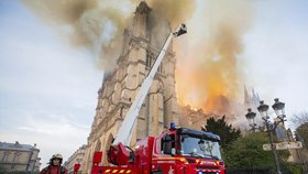 Snímky z hasičského zásahu při požáru katedrály Notre-Dame