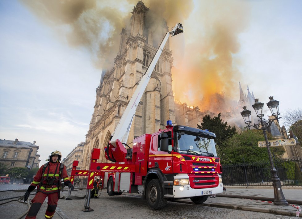 Snímky z hasičského zásahu při požáru katedrály Notre-Dame