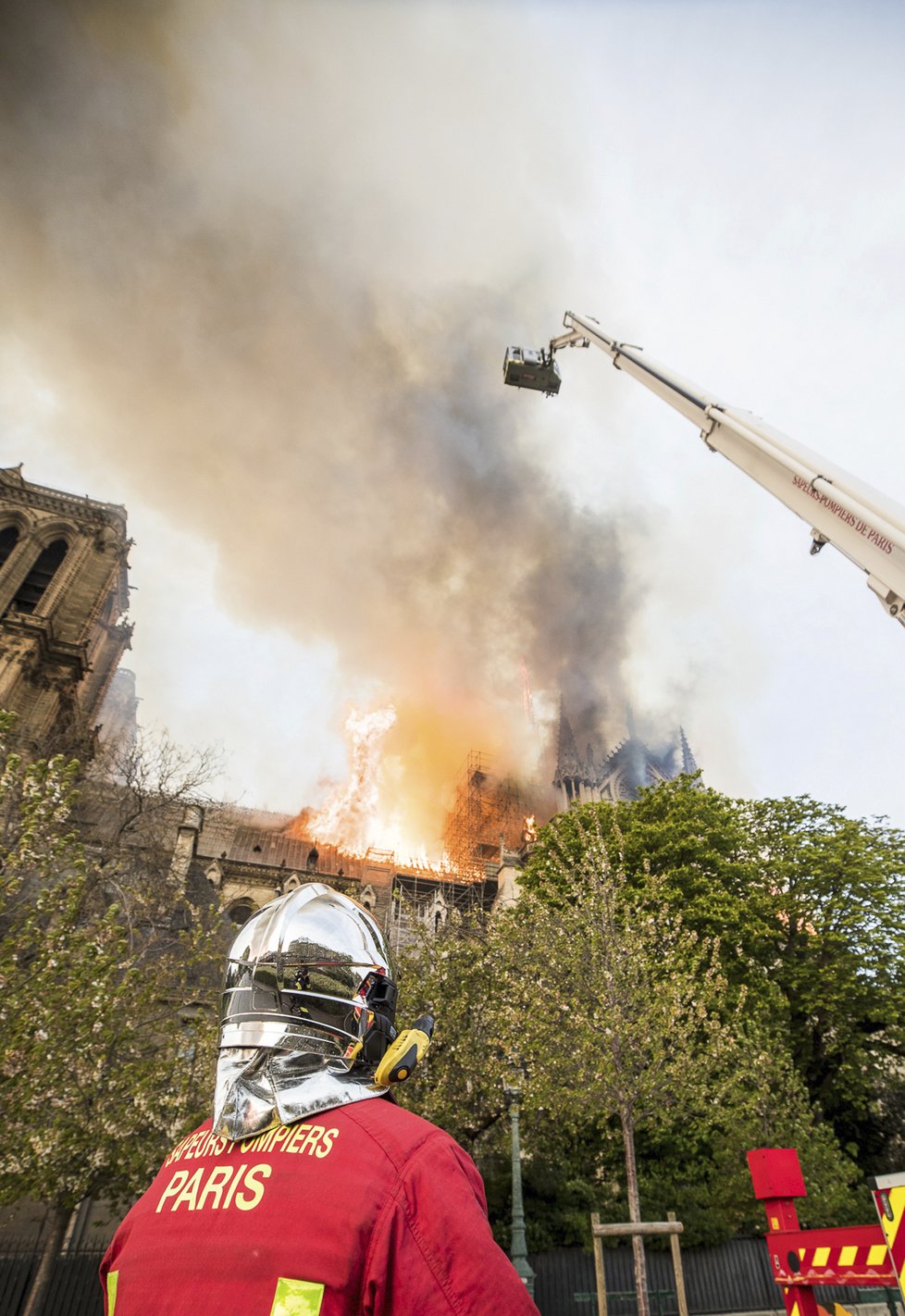 Snímky z hasičského zásahu při požáru katedrály Notre-Dame.