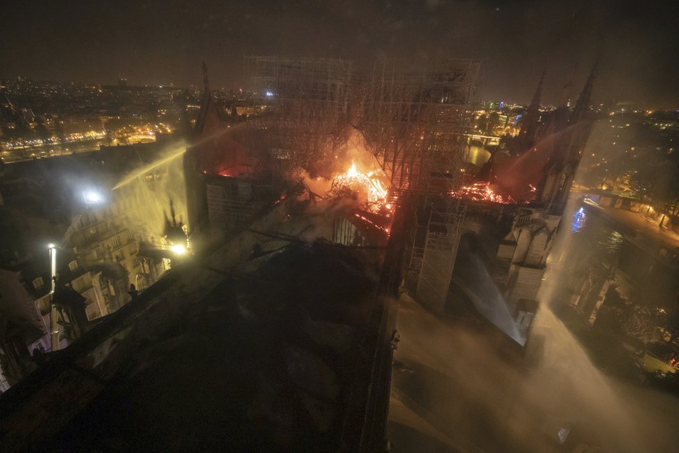 Snímky z hasičského zásahu při požáru katedrály Notre-Dame