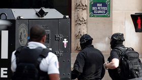 Drama v centru Paříže: Rukojmí polil muž benzínem, policie je vysvobodila
