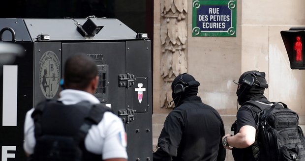 Drama v centru Paříže: Rukojmí polil muž benzínem, policie je vysvobodila
