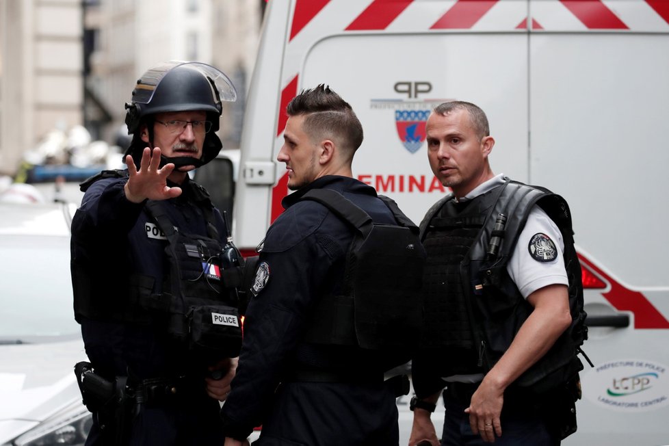 Muž drží v Paříži tři rukojmí, žádá kontakt s ambasádou Íránu