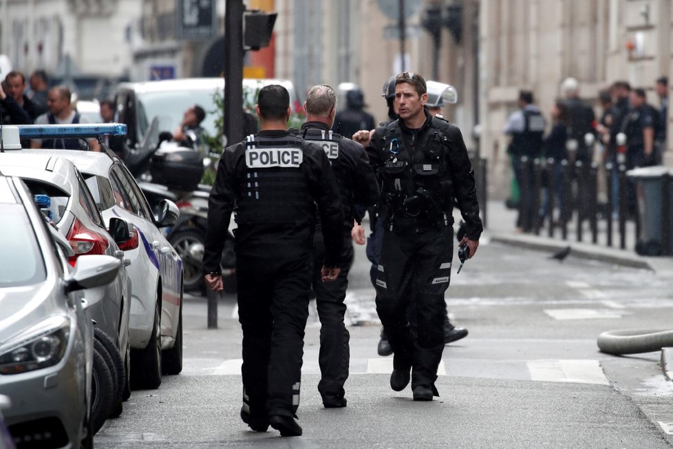 Muž drží v Paříži tři rukojmí, žádá kontakt s ambasádou Íránu