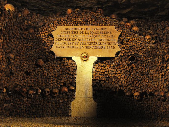 Temná Paříž pod Paříží: Návštěva pochmurných katakomb, které se plnily lidskými kostmi den co den dlouhých dvacet osm let