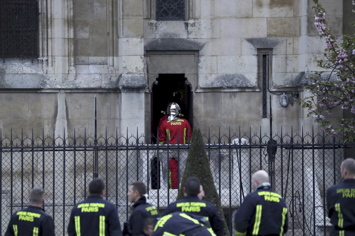 Požár Notre-Dame mají hasiči pod kontrolou, podle náměstka ministra vnitra však ještě není zcela uhašen, (16.04.2019).
