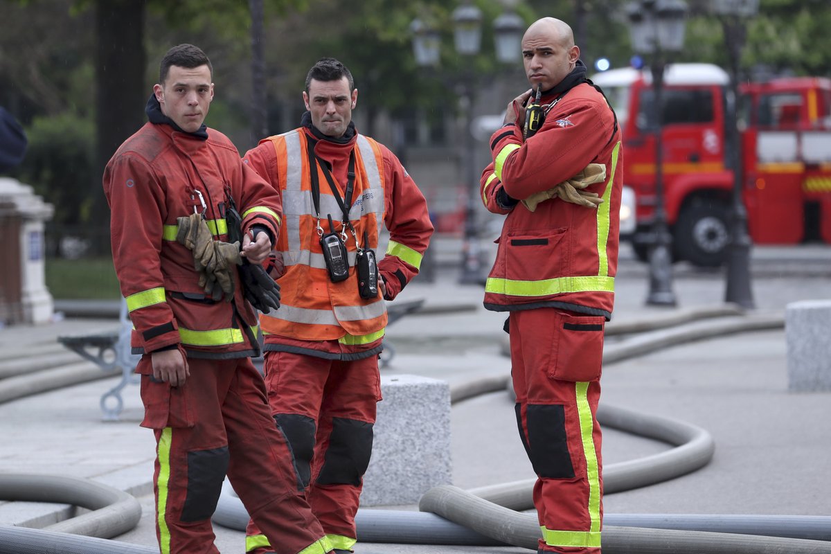 Požár Notre-Dame mají hasiči pod kontrolou, podle náměstka ministra vnitra však ještě není zcela uhašen, (16.04.2019).