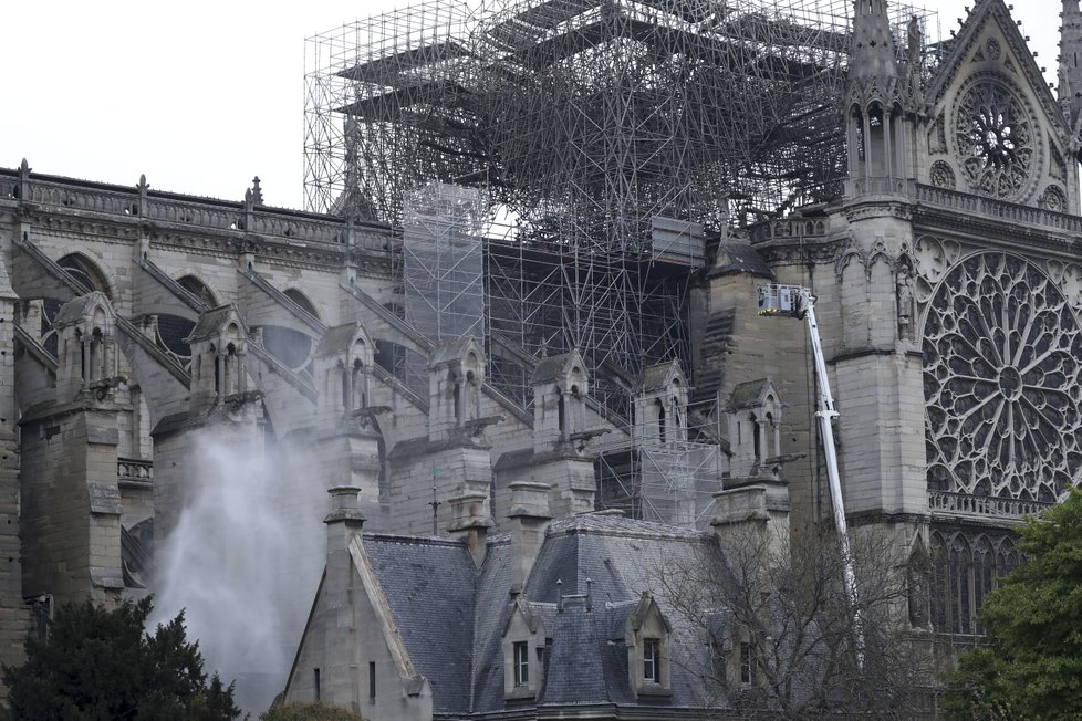 Požár Notre-Dame mají hasiči pod kontrolou, podle náměstka ministra vnitra však ještě není zcela uhašen. (16.04.2019)