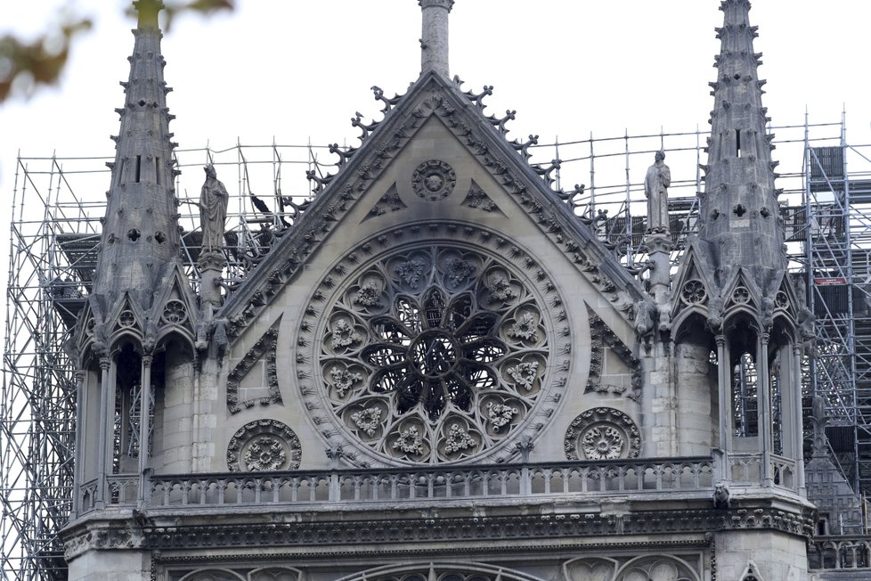 Požár Notre-Dame mají hasiči pod kontrolou, podle náměstka ministra vnitra však ještě není zcela uhašen, (16.04.2019).