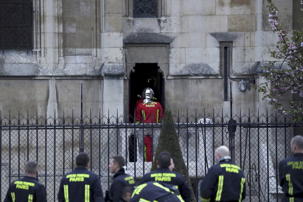 Požár Notre-Dame mají hasiči pod kontrolou, podle náměstka ministra vnitra však ještě není zcela uhašen, (16. 04. 2019).