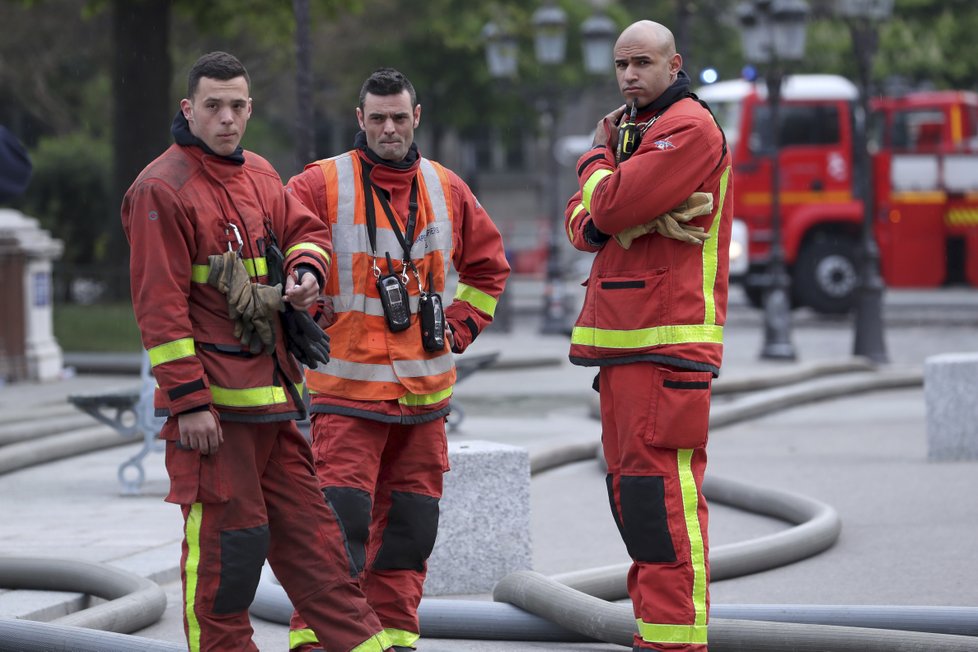 Požár Notre-Dame mají hasiči pod kontrolou, podle náměstka ministra vnitra však ještě není zcela uhašen, (16. 4. 2019).